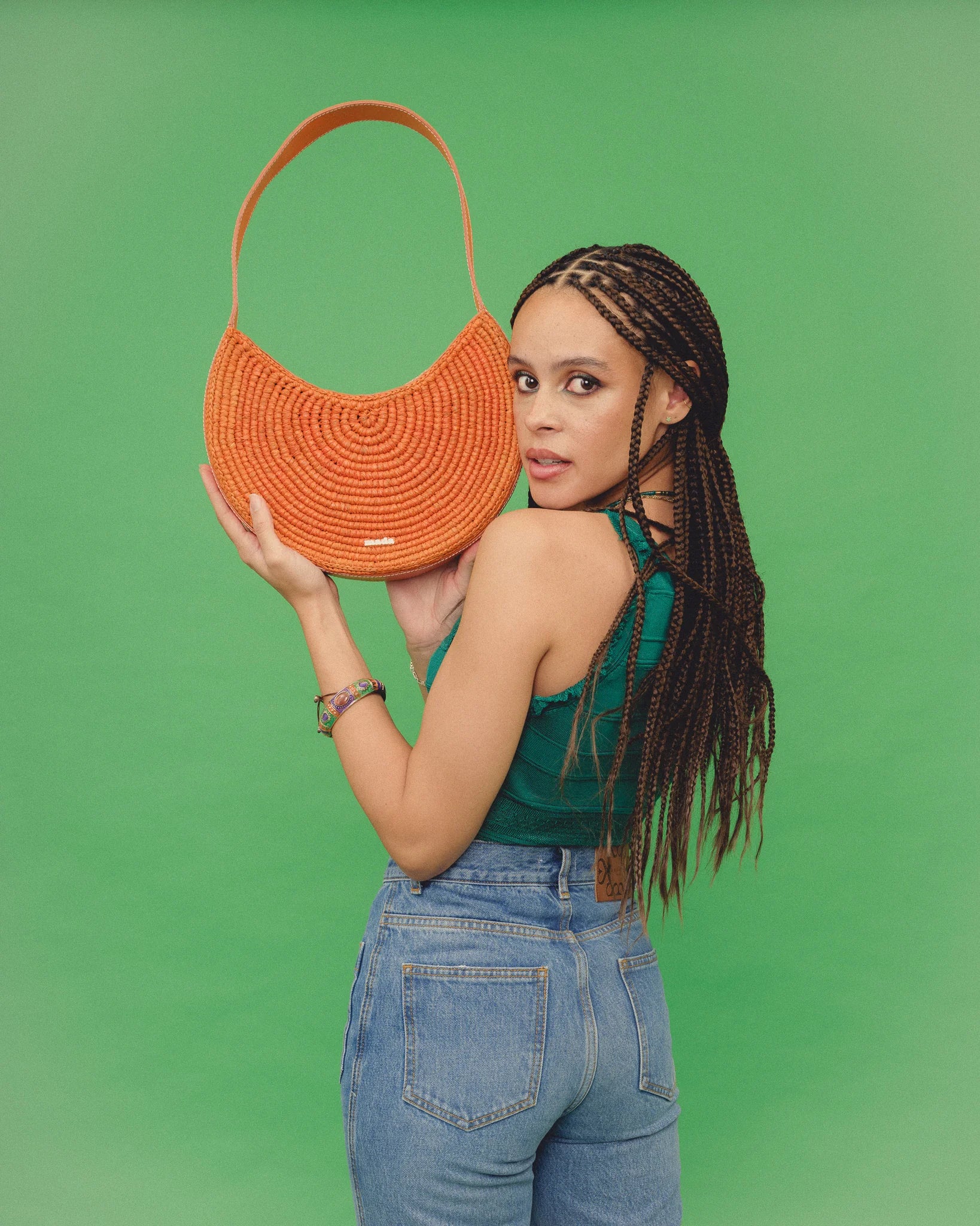 sac demi lune éthique en raphia – coloris orange – fait main à Madagascar