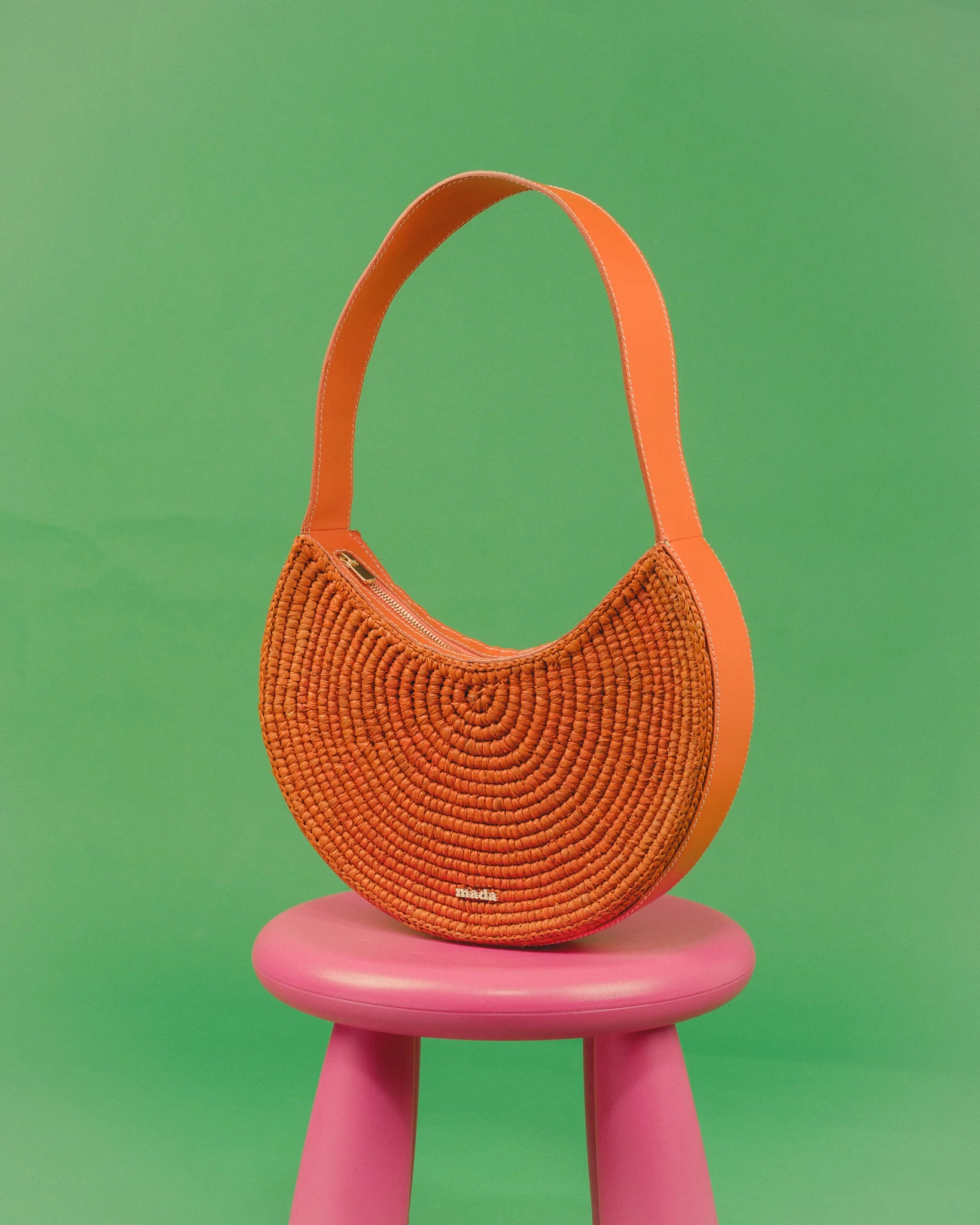 sac demi lune éthique en raphia – coloris orange – fait main à Madagascar